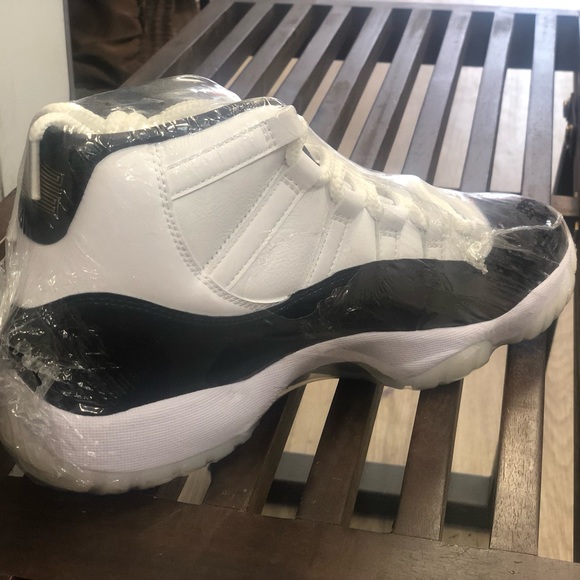 Jordan 11 - Picture 2 of 5